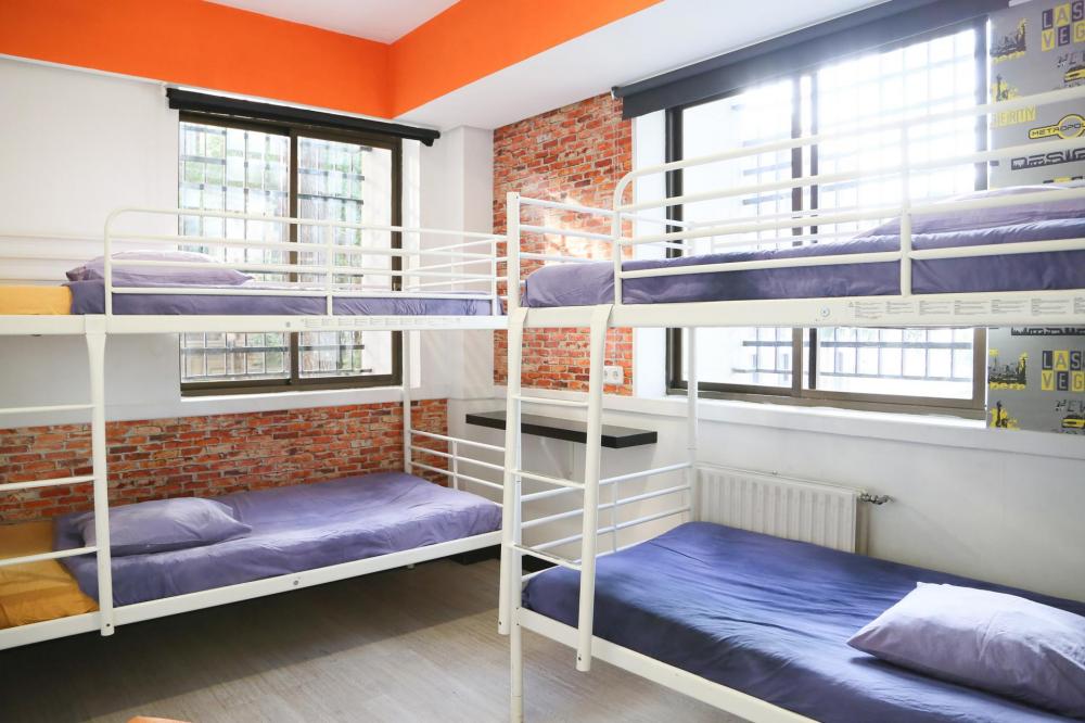 DORTOIR MIXTE DE 4 LITS DORTOIR MIXTE DE 4 LITS